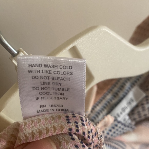 ❤️NWOT.  Rose+Olive lightweight and flowing abstract design blouse.  Size: 1X. - Picture 9 of 10